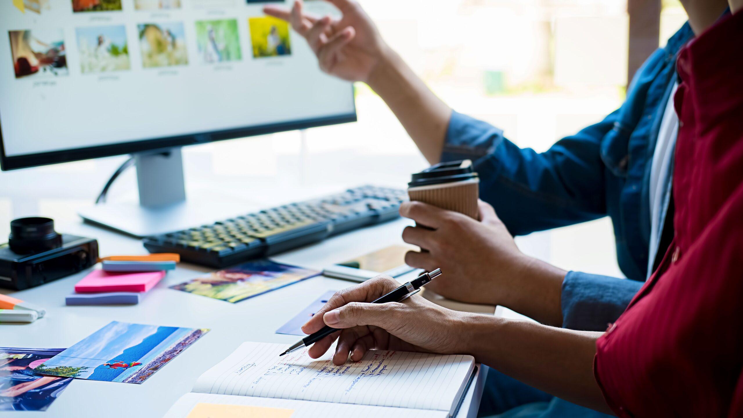 Kreatives Start-up-Team des Designers einer Werbeagentur diskutiert Ideen im Büro.