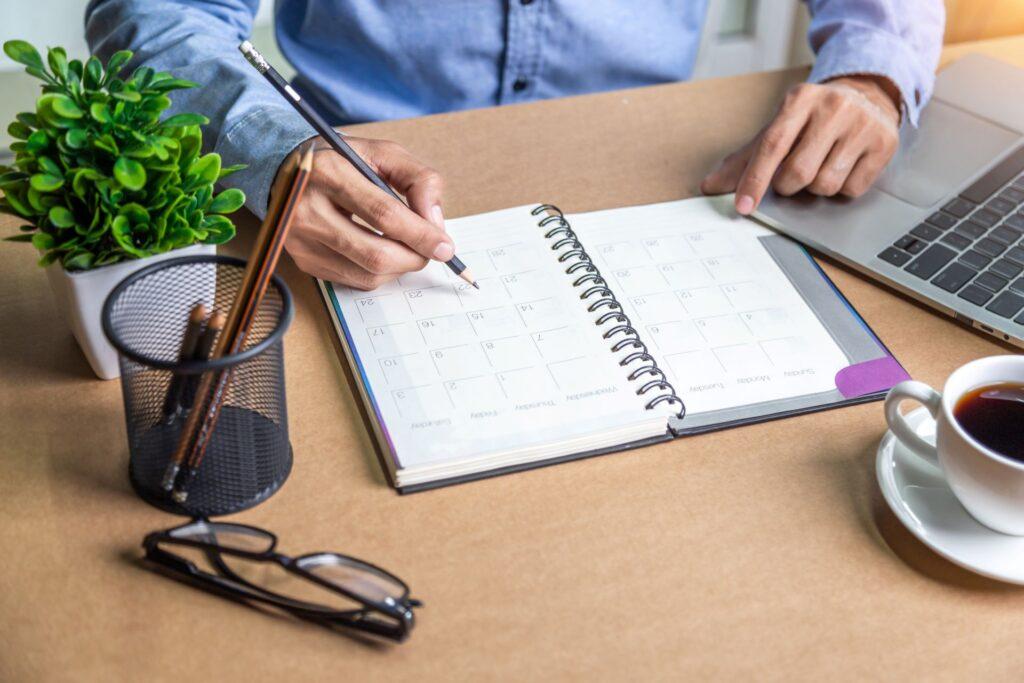 Geschäftsmann mit Terminkalender