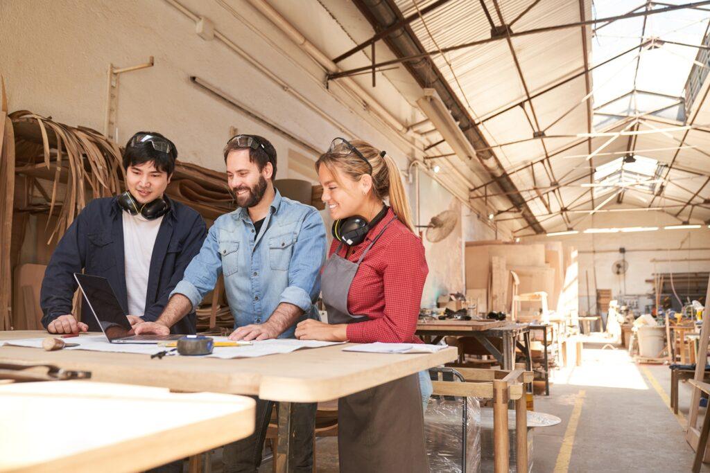 Absaugtisch in moderner Werkstattplanung integriert