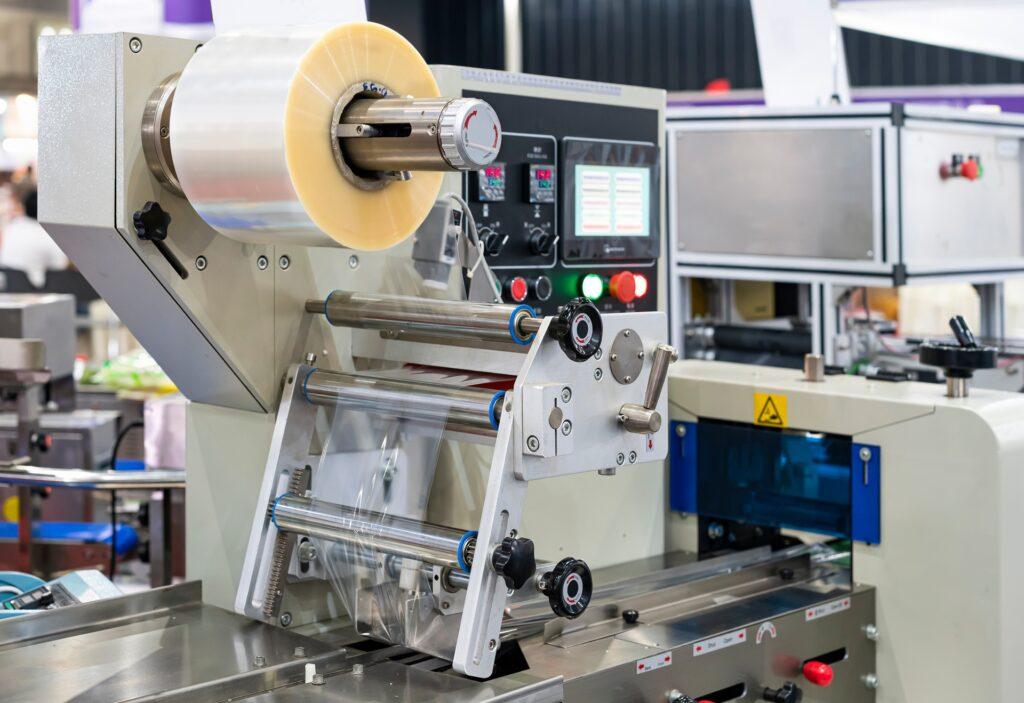 Moderne Verpackungsmaschine mit Rollenmaterial | Schrenzpapier