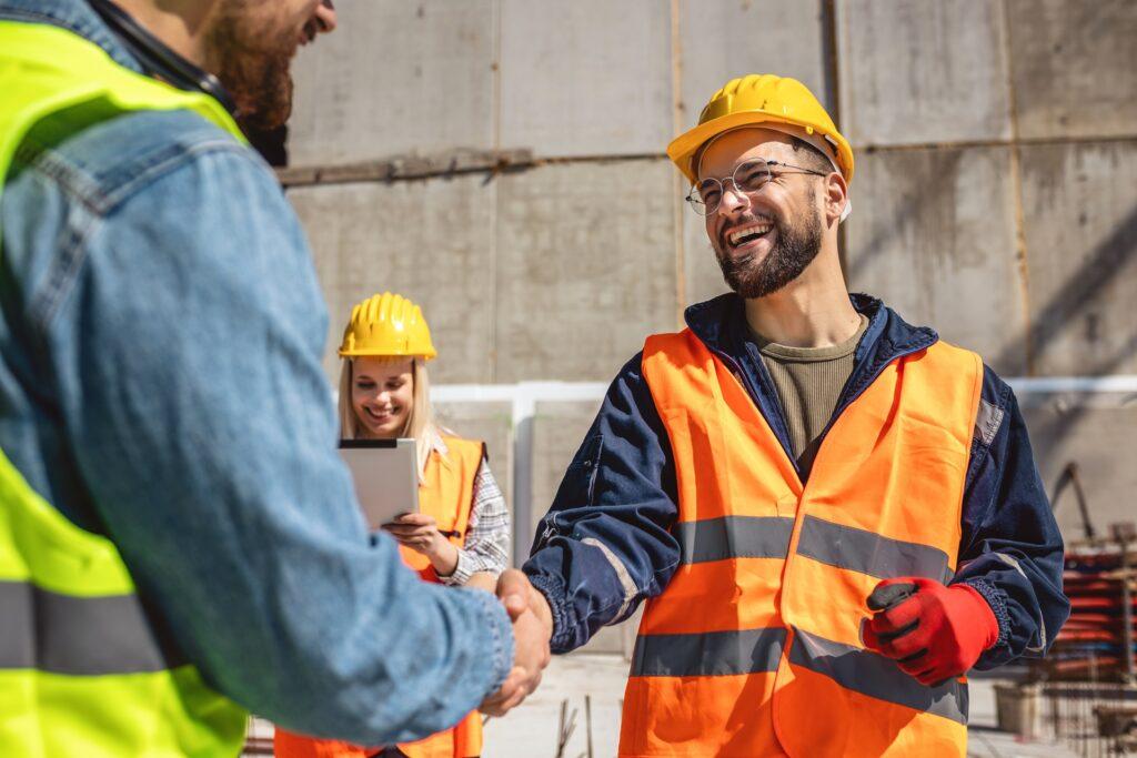 Bauleiter und Handwerker beim Handschlag | Betonschraube