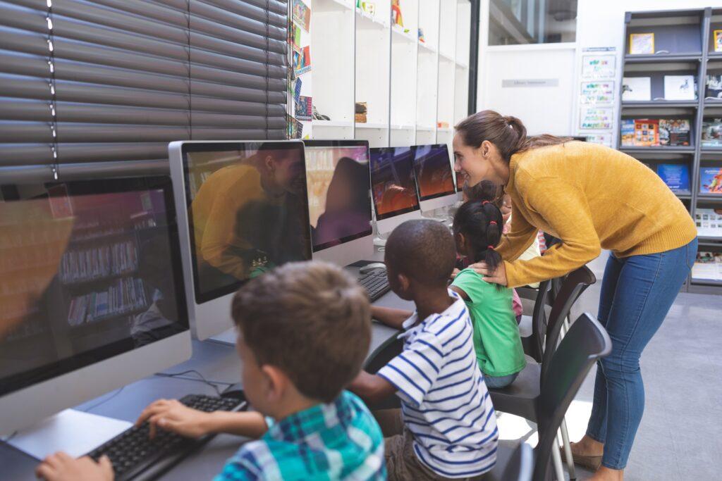 Kinder lernen digital mit Unterstützung | Kita Ausbildung