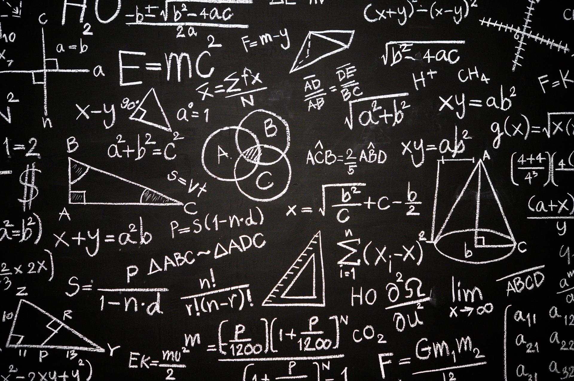 Mathematik auf Tafel als Lernsymbol | Kita Ausbildung

