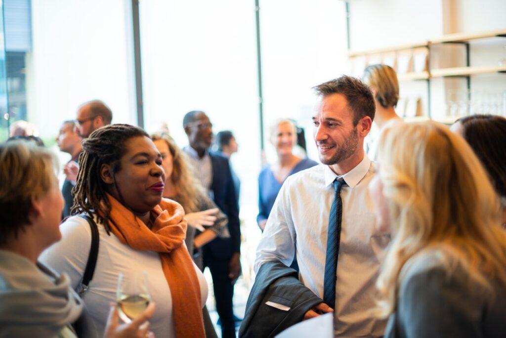 Teilnehmer:innen im Gespräch bei einem offenen Business-Event – lockere Netzwerkatmosphäre in zentraler location düsseldorf