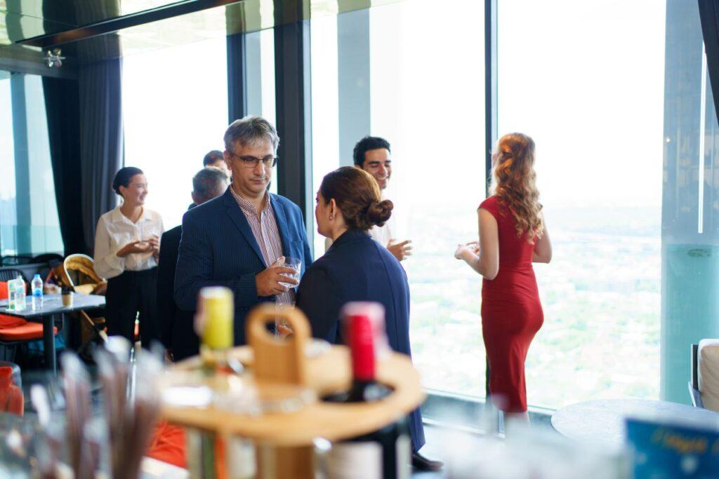 Business-Event in moderner Location mit Ausblick über die Stadt – zeigt Networking und Atmosphäre in urbaner Umgebung bei location düsseldorf