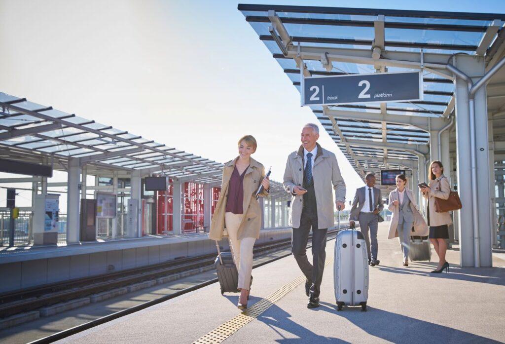 Geschäftsreisende bei der Ankunft am Bahnhof – symbolisiert gute Erreichbarkeit und Logistik bei Events an der location düsseldorf