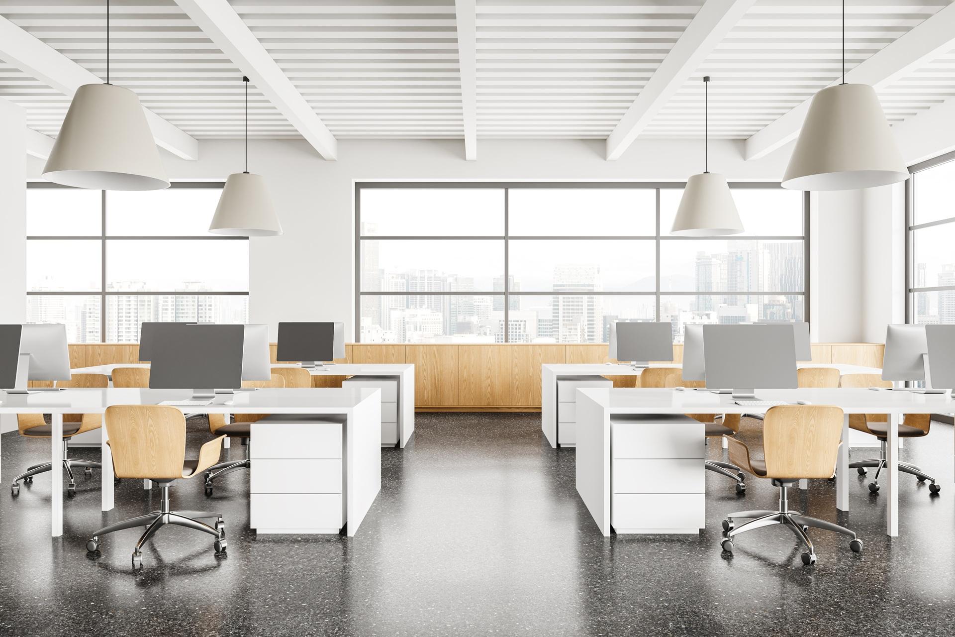 Grossraumbüro mit Holzdetails und Panoramafenstern | Wohnungssanierung Berlin