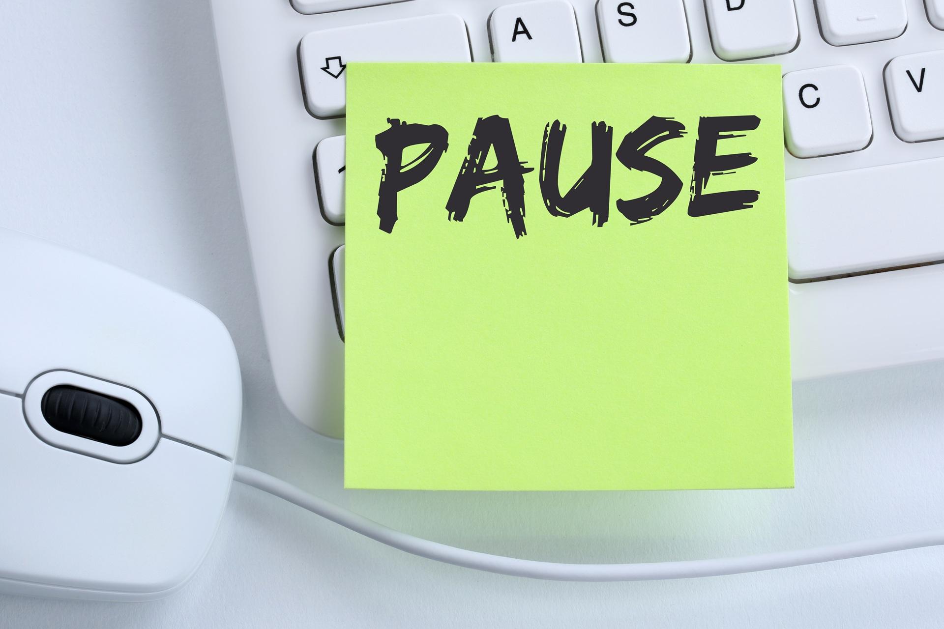 Grüner Zettel mit Aufschrift Pause auf Tastatur | Sprossen kaufen